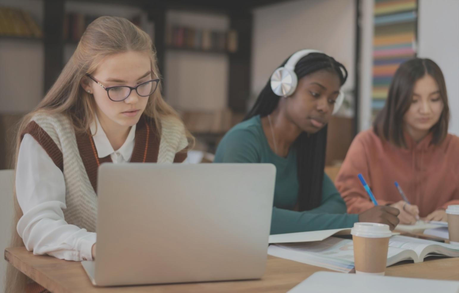 Espace de travail avec ordinateurs et documents financiers pour recherche approfondie