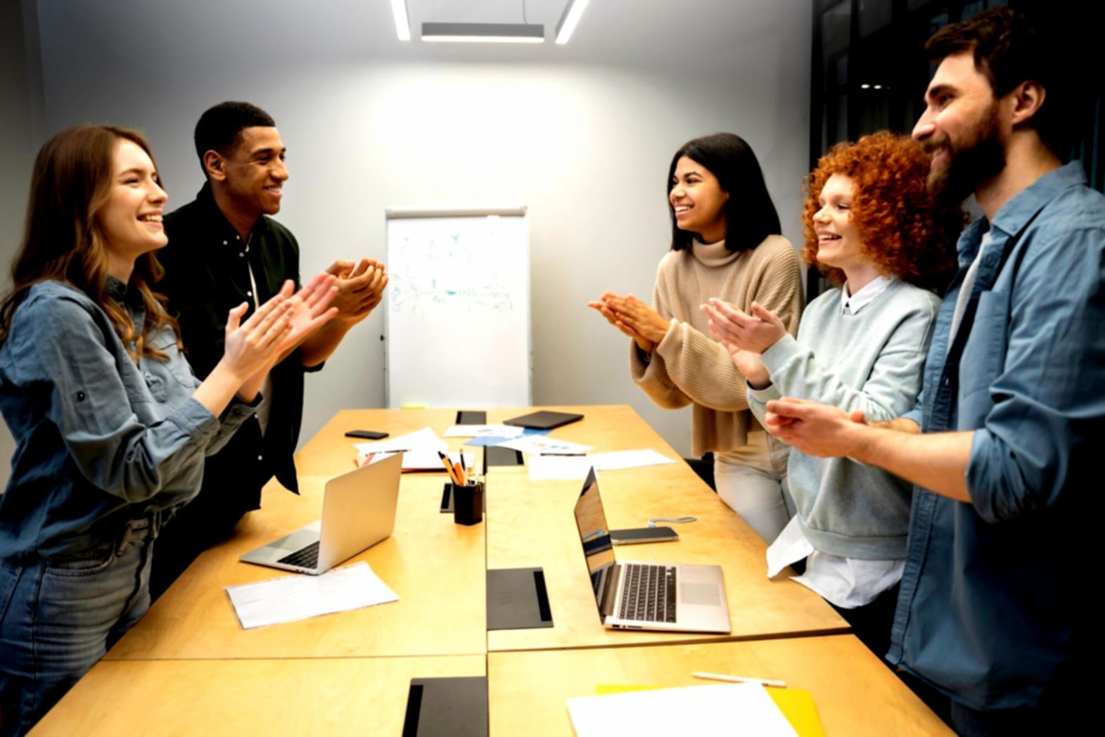 Session de formation en analyse financière avec des professionnels travaillant sur des données de marché
