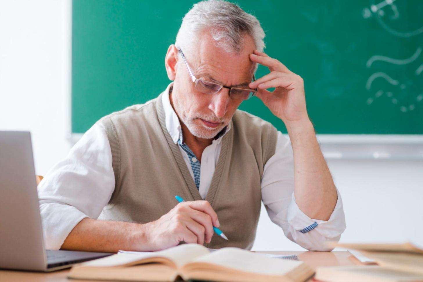 Professionnels en formation analysant des graphiques financiers et partageant leurs observations