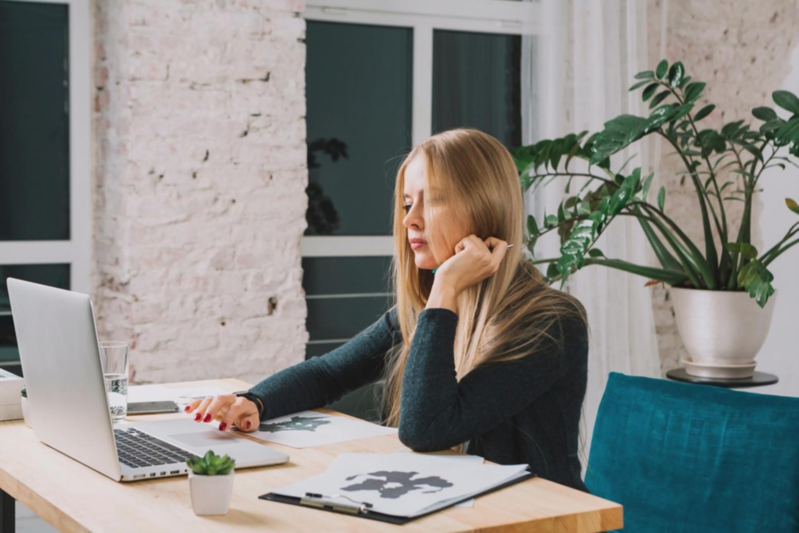 Équipe travaillant sur des analyses financières complexes